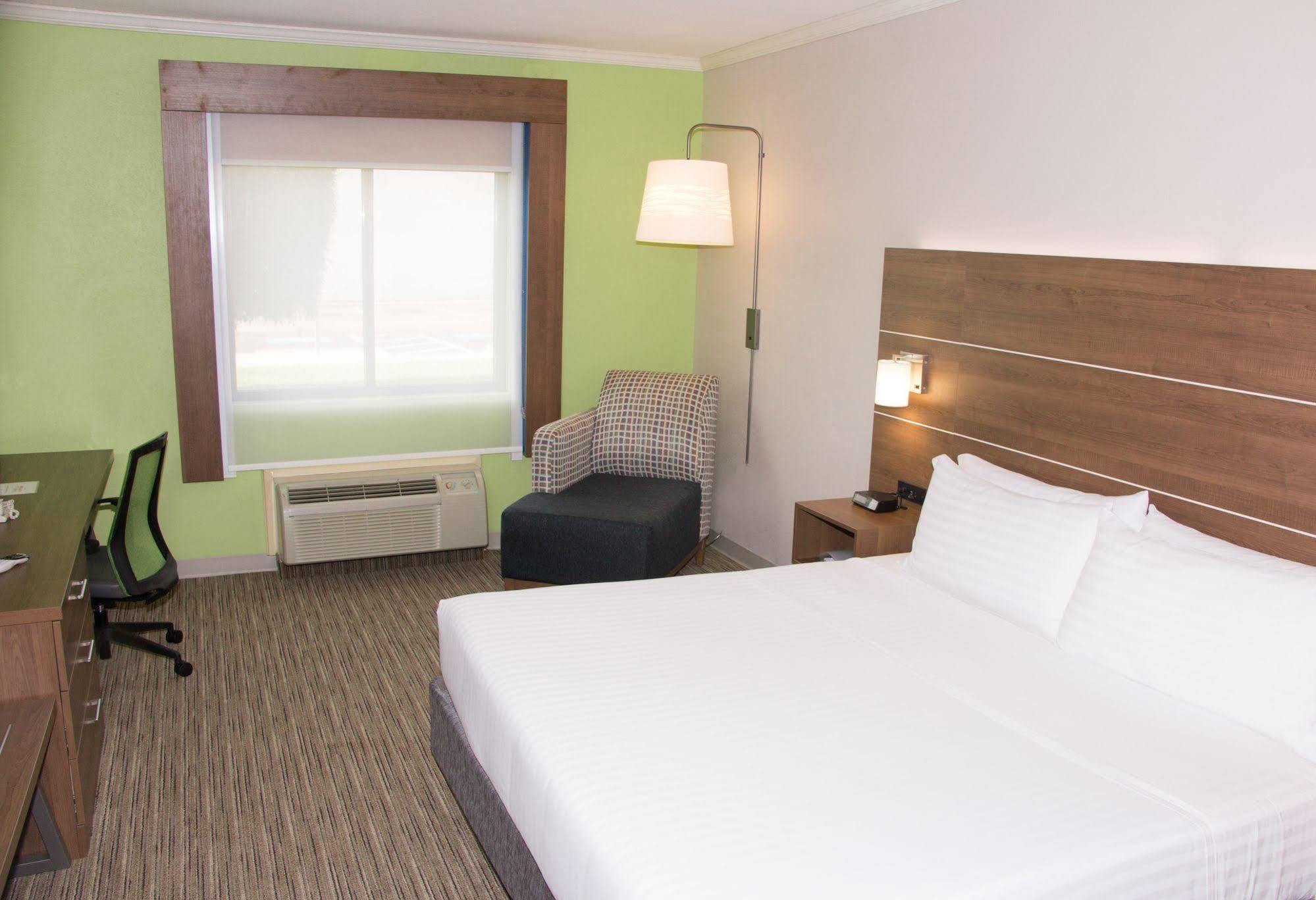Holiday Inn Express North Tyler Bagian luar foto