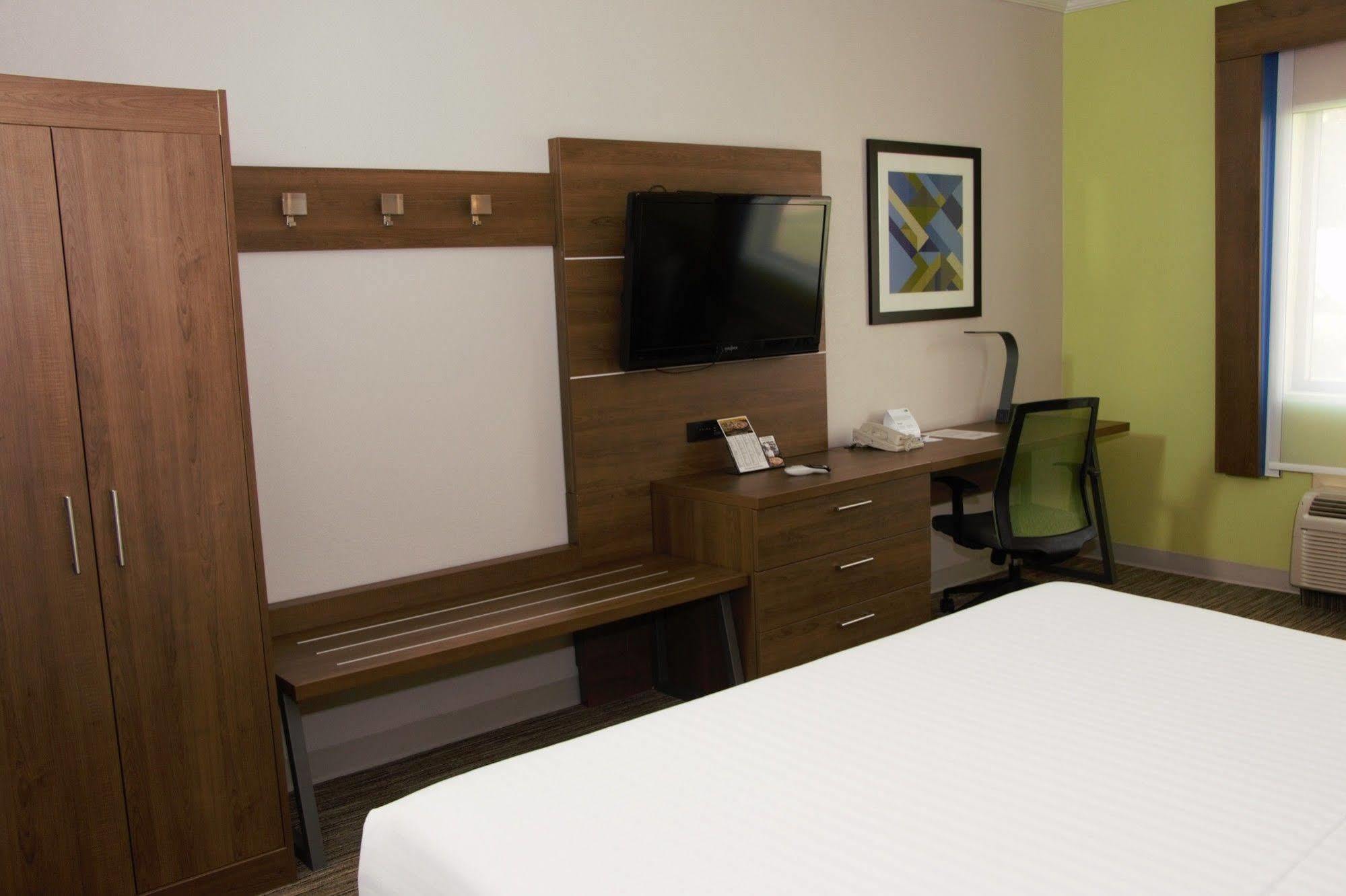 Holiday Inn Express North Tyler Bagian luar foto