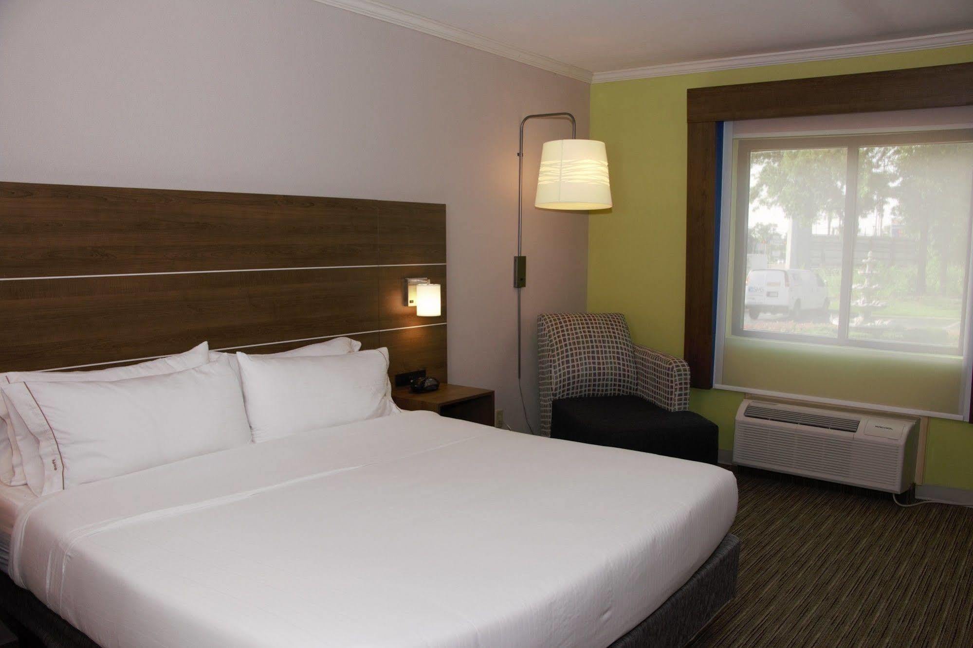 Holiday Inn Express North Tyler Bagian luar foto